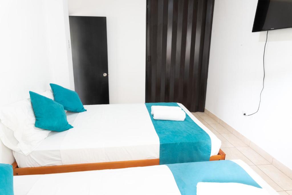 Postel nebo postele na pokoji v ubytování Ocean Blue Hotel