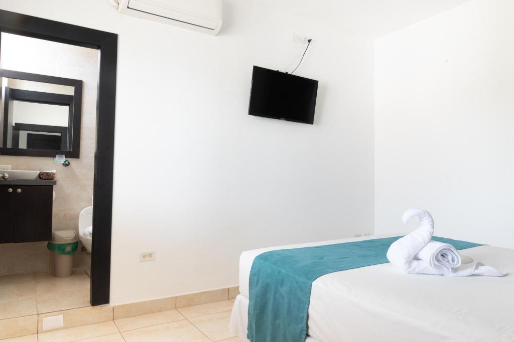 Postel nebo postele na pokoji v ubytování Ocean Blue Hotel