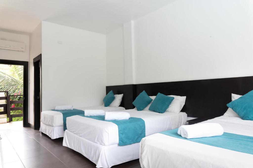 Postel nebo postele na pokoji v ubytování Ocean Blue Hotel
