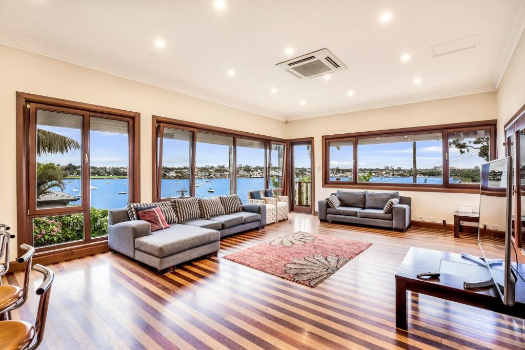 Luxury 6 Bed Waterfront House with pool
