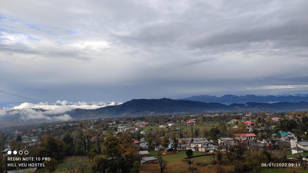 uitzicht op een stad met bergen op de achtergrond bij Hill Veu Home Bir Billing in Bir