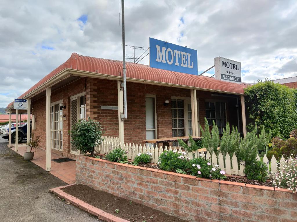 un cartello di un motel sulla cima di un edificio in mattoni di Yarragon Motel a Yarragon