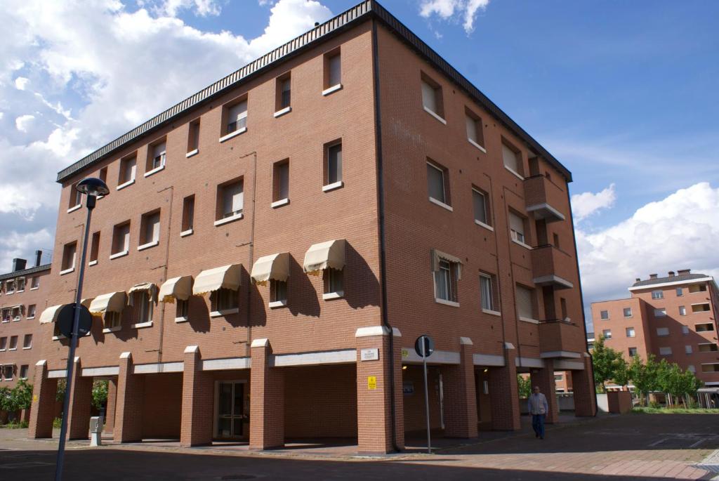 ein großes Backsteingebäude an der Ecke einer Straße in der Unterkunft Olly Apartments in Bologna