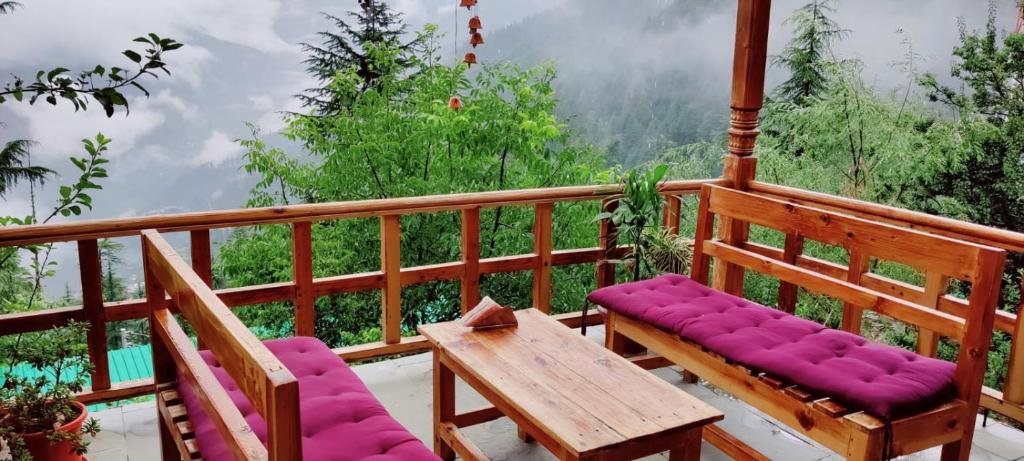 Gallery image of Ishan Log Huts- A Boutique Homestay-since 1999 in Jibhi
