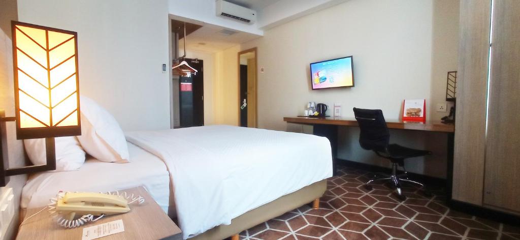 Postel nebo postele na pokoji v ubytování Swiss-Belinn Tunjungan Surabaya