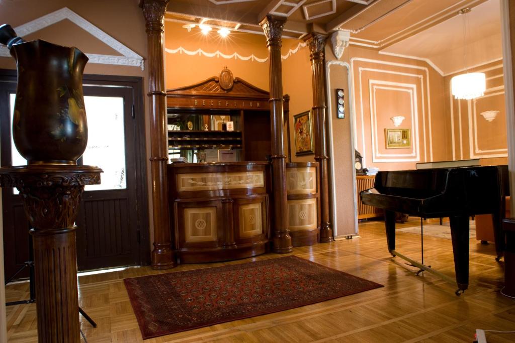a room with a bar with a piano and a organ at Hotel Radmilovac in Belgrade