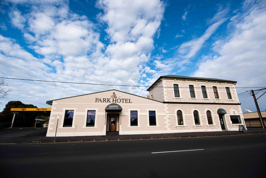 un edificio blanco al lado de una calle en Park Hotel, en Mount Gambier