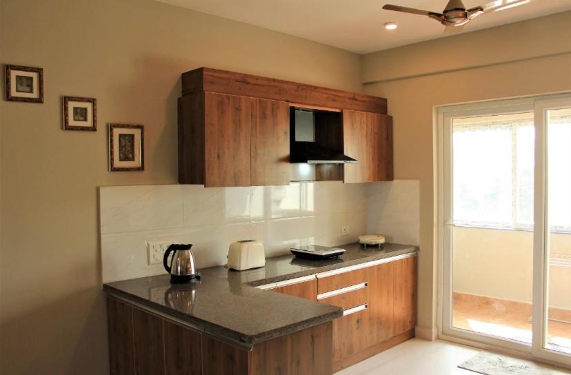 cocina con encimera y ventana en The Nest Holiday home, en Marmagao