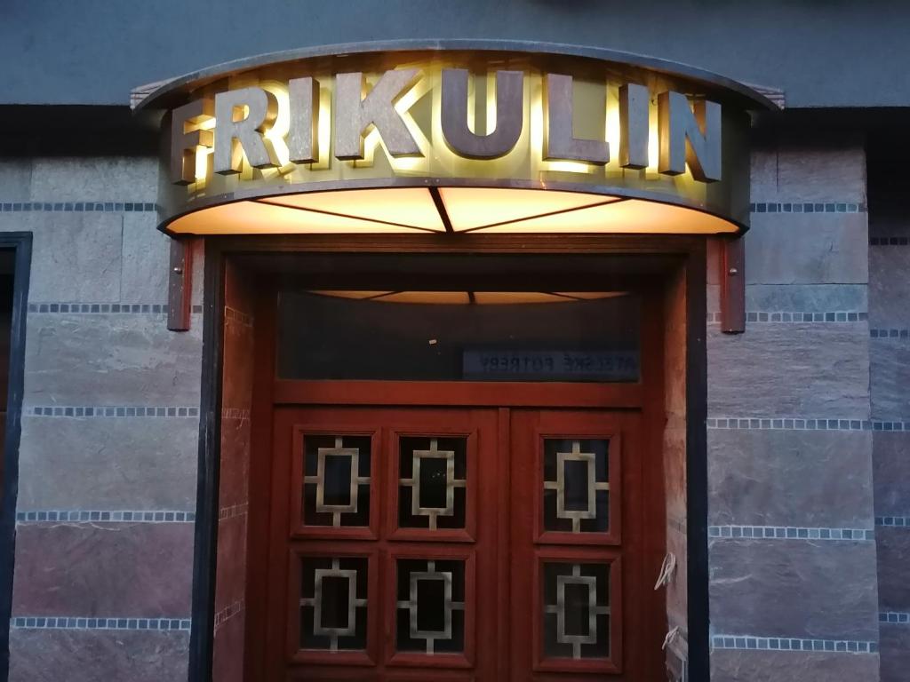 un letrero sobre las puertas de una estación de tren en Frikulin, en Prostějov