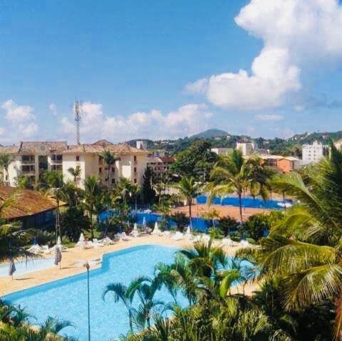 uma vista para um resort com uma grande piscina em Apto Condomínio Wembley Tênis em Ubatuba