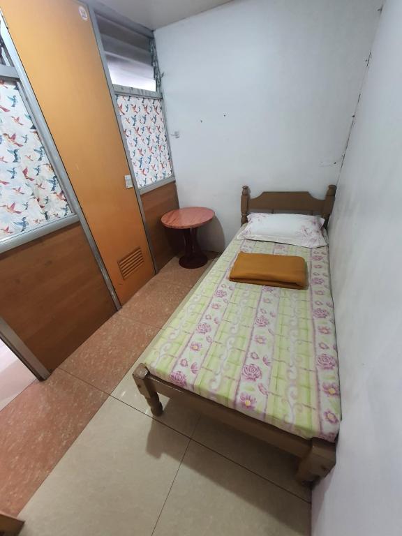 Postel nebo postele na pokoji v ubytování ASHBURN'S TRANSIENT BAGUIO - 3rd to 6th floor BASIC SLEEP and GO Accommodation, NO ELEVATOR, NO PARKING