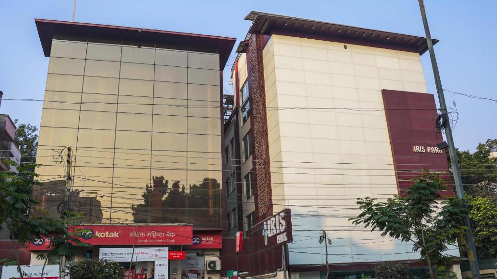 um grande edifício com muitas janelas em Iris Park Hotel New Delhi em Nova Deli