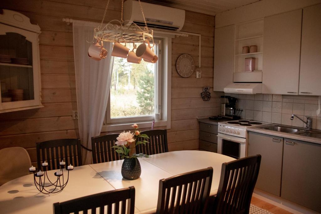 Kuchyňa alebo kuchynka v ubytovaní Mansikkaniemen Lomakeskus