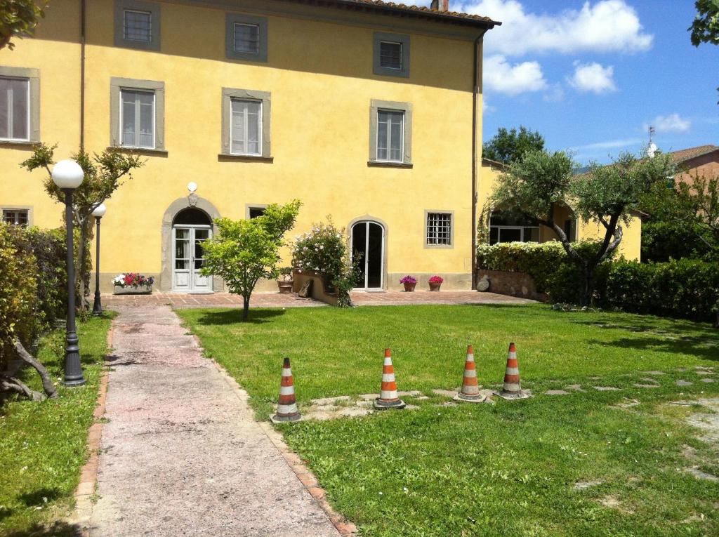 un groupe de cônes orange dans l'herbe devant une maison dans l'établissement B&B Glicine e Luna, à Cascina
