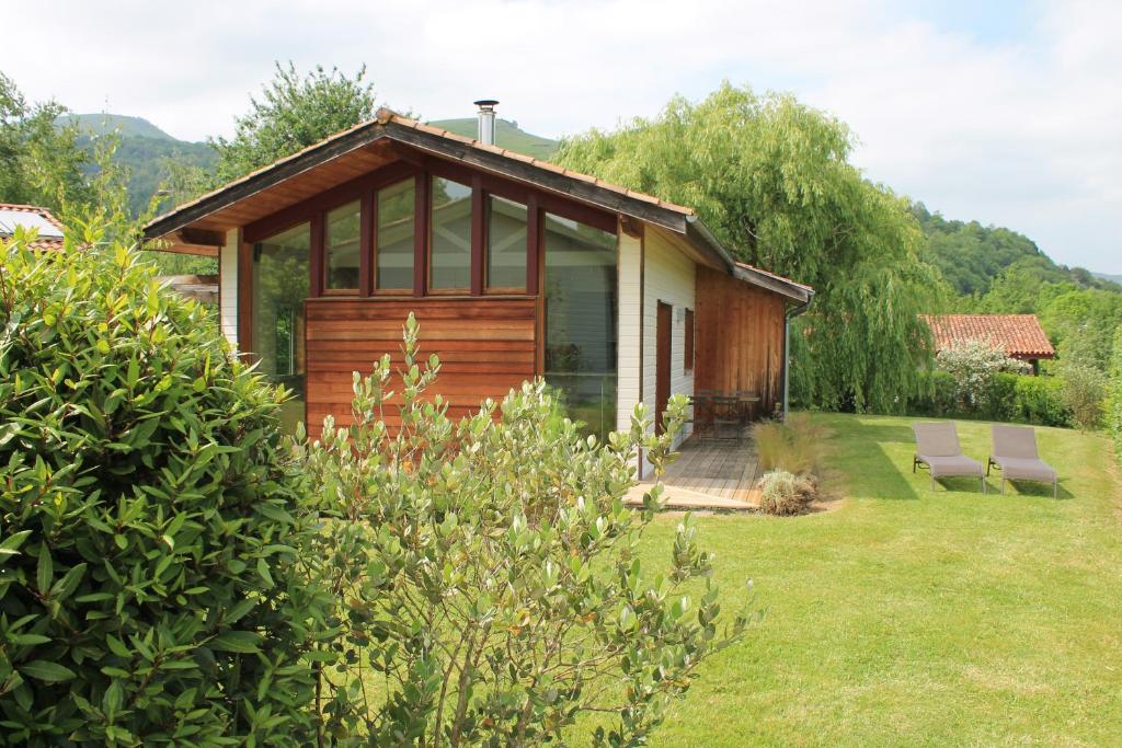 a small house with two chairs in a yard at Narbaitz Vacances in Saint-Jean-Pied-de-Port