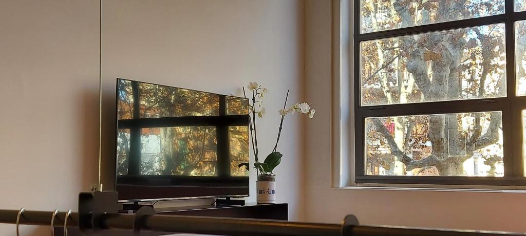 Televízia a/alebo spoločenská miestnosť v ubytovaní Loft 19
