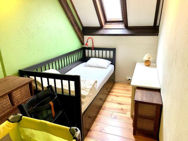 a small room with a bed and a table at Ysermonde Fisherman's Cottage in Nieuwpoort