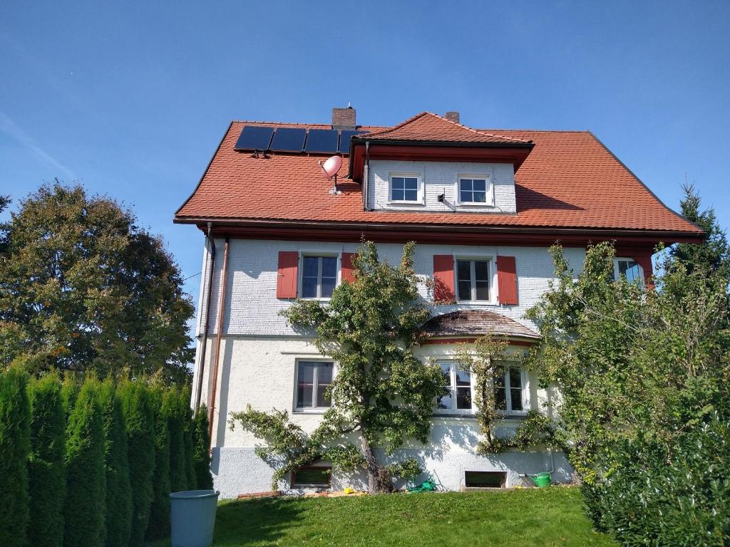 una casa con un panel solar en el techo en Allgäu Villa en Lachen