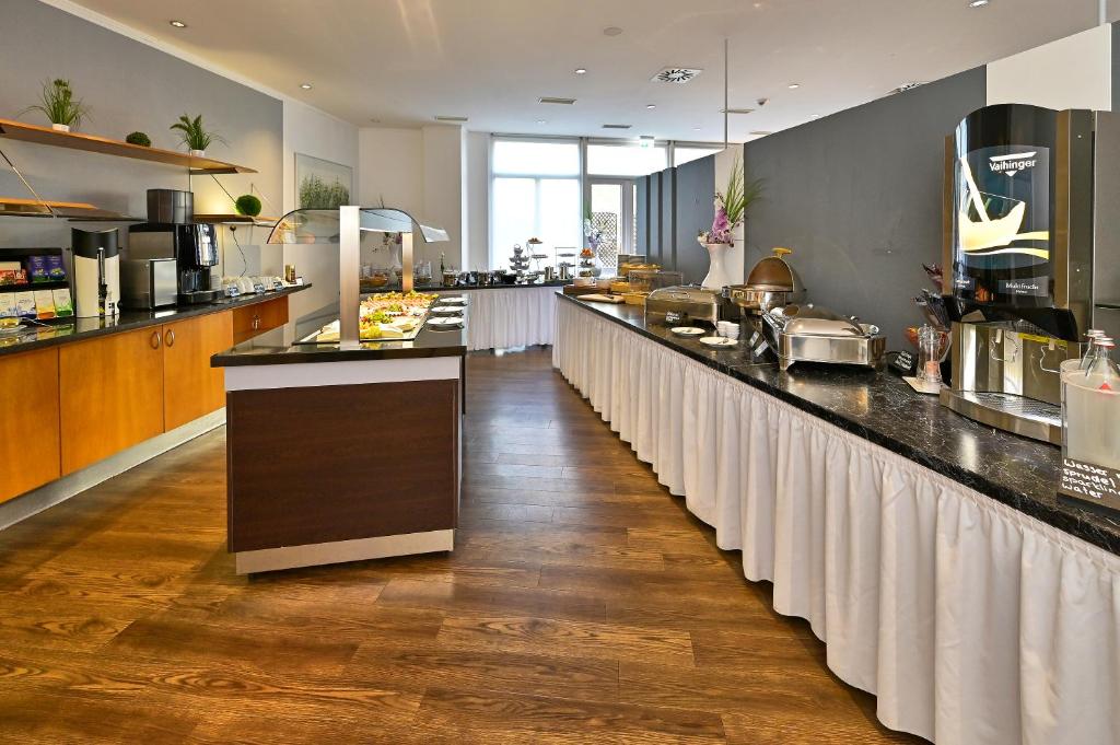 Příslušenství pro přípravu čaje a kávy v ubytování HESSE HOTEL Celle