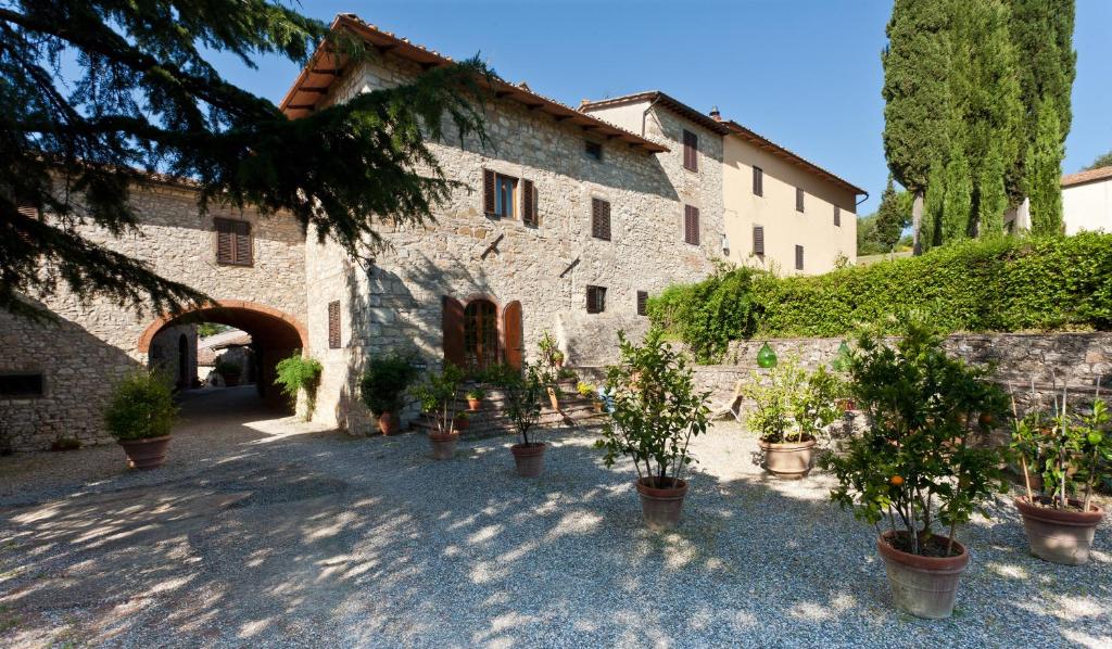 budynek z doniczkami przed nim w obiekcie Agriturismo Malpensata w mieście Radda in Chianti