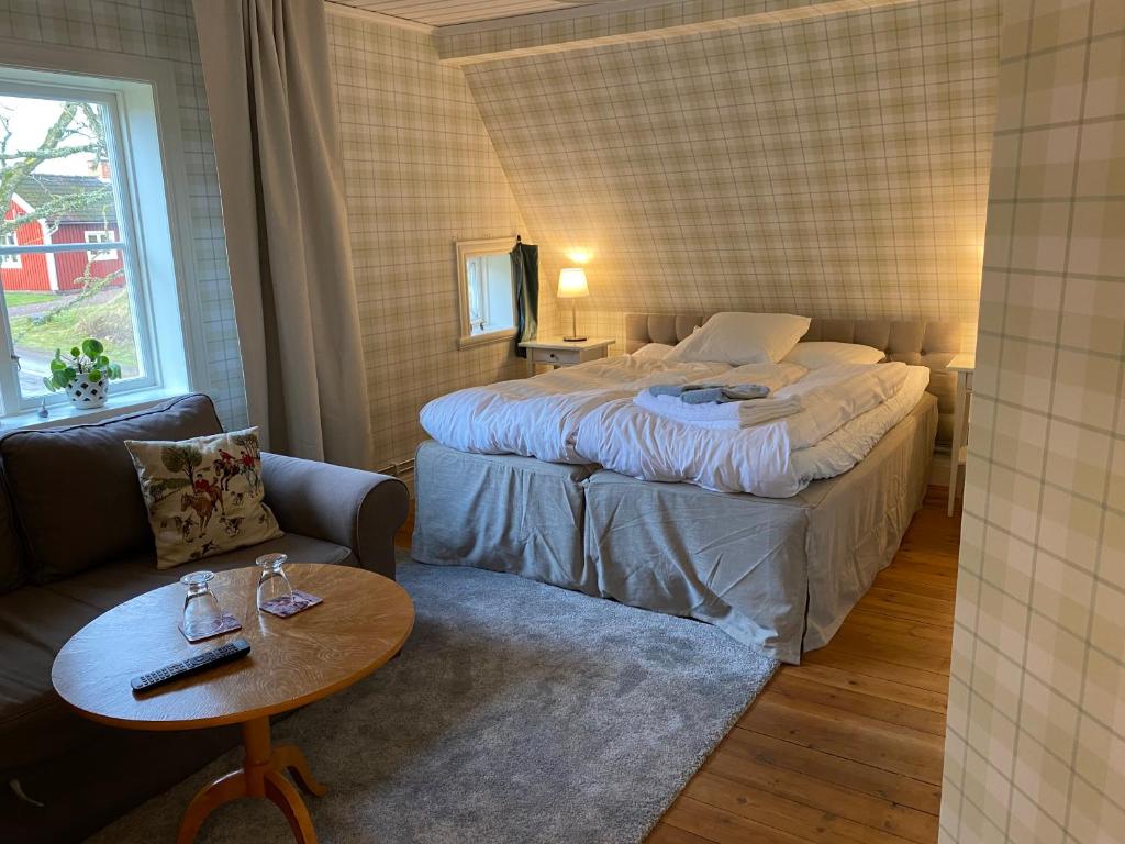 Postel nebo postele na pokoji v ubytování Bjälbo Gästhus B&B