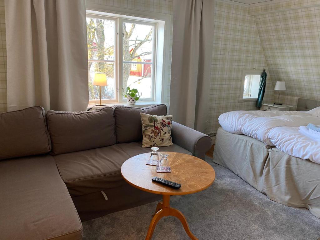 Postel nebo postele na pokoji v ubytování Bjälbo Gästhus B&B