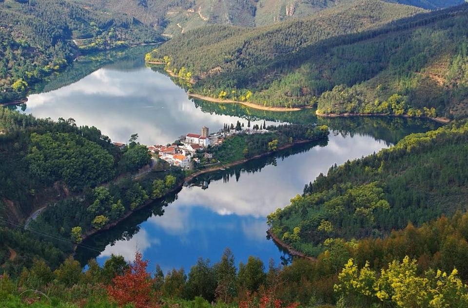 Blick auf einen Fluss in einem Tal in der Unterkunft Art`Rio - Casa no Rio em Dornes in Dornes