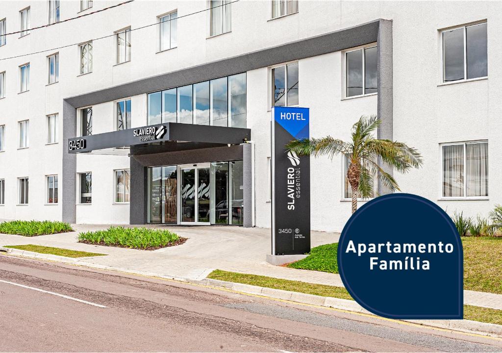 a building with a sign in front of it at Slaviero Curitiba Aeroporto in São José dos Pinhais