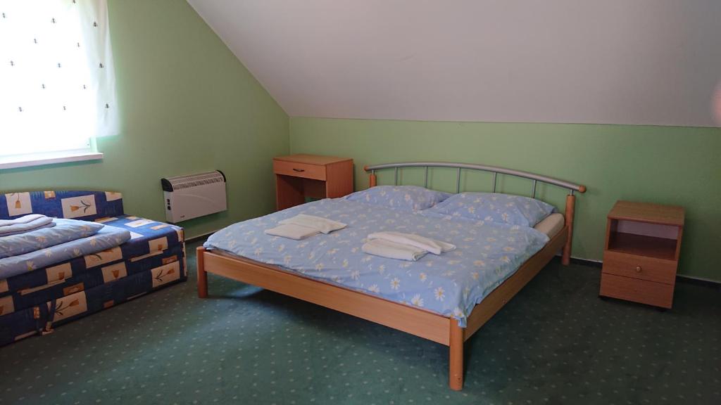 Postel nebo postele na pokoji v ubytování Penzion pod Vlkolíncom