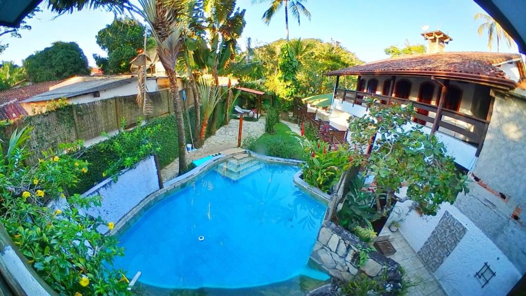 una vista aérea de una casa con piscina en Casa do Joca - Ilhabela, en Ilhabela