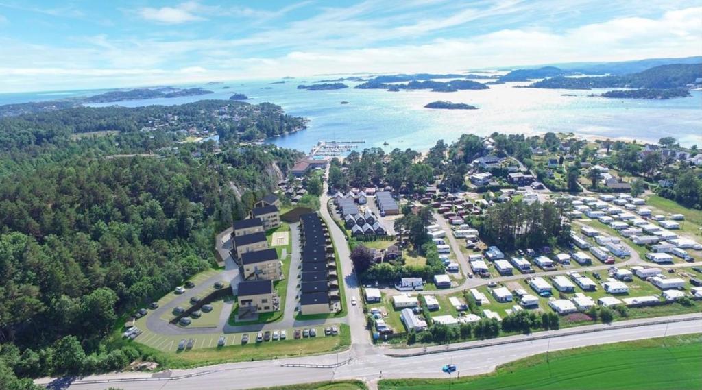 una vista aérea de un aparcamiento junto al agua en Sommeridyll på sørlandet, perfekt for barnefamilier, en Kristiansand