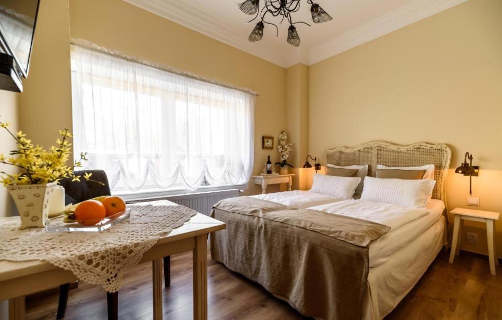 sypialnia z dużym łóżkiem i oknem w obiekcie Pokój Lidia w mieście Duszniki Zdrój