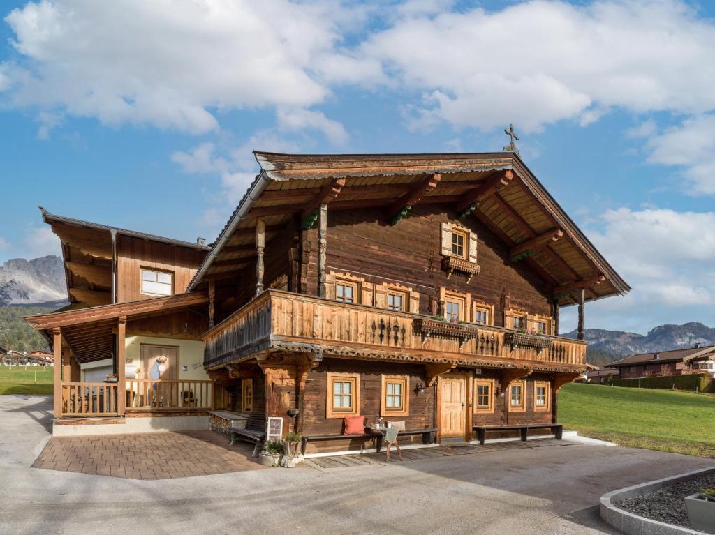 a large wooden house with a gambrel roof at Sabindls Kaiser Platzl in Going