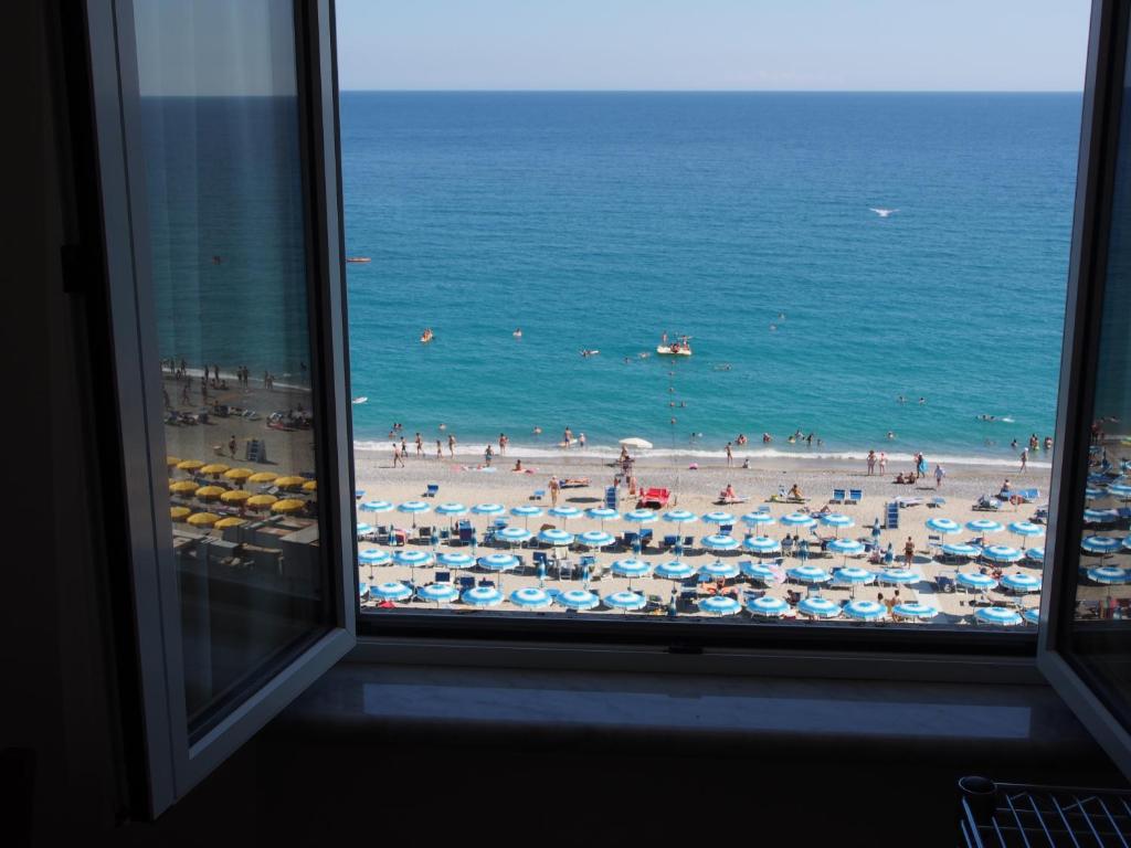 A general sea view or a sea view taken from az apartmanhoteleket
