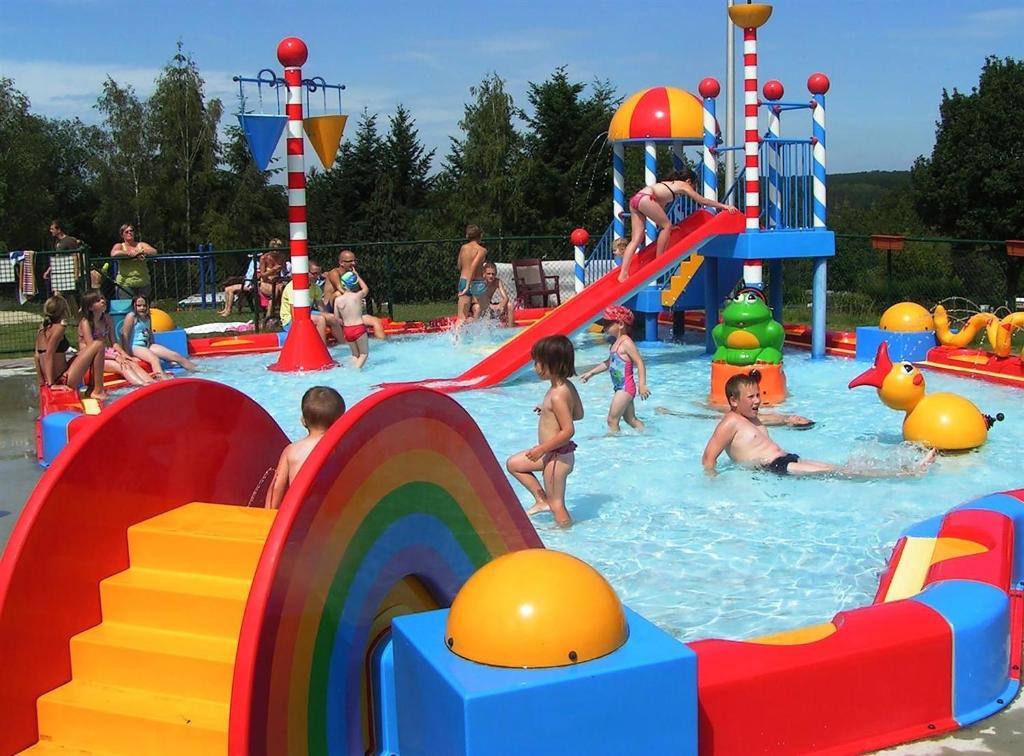 eine Gruppe von Kindern, die im Pool spielen in der Unterkunft Verblijfpark Ardinam in Olloy-sur-Viroin
