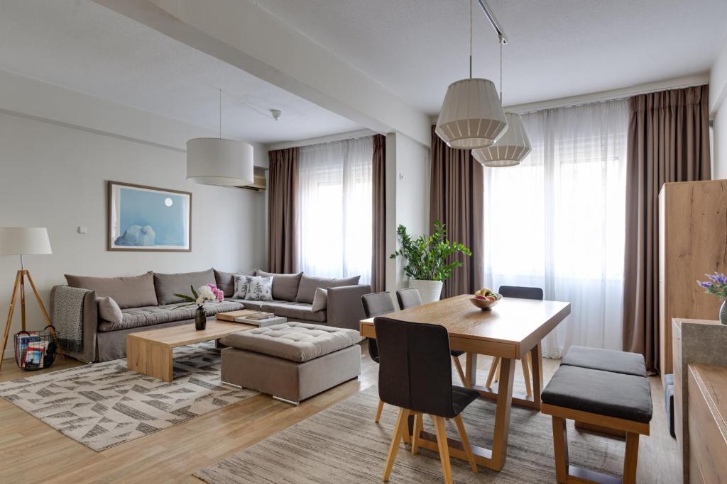 sala de estar con sofá y mesa en Syntagma Spotlight Residence en Atenas