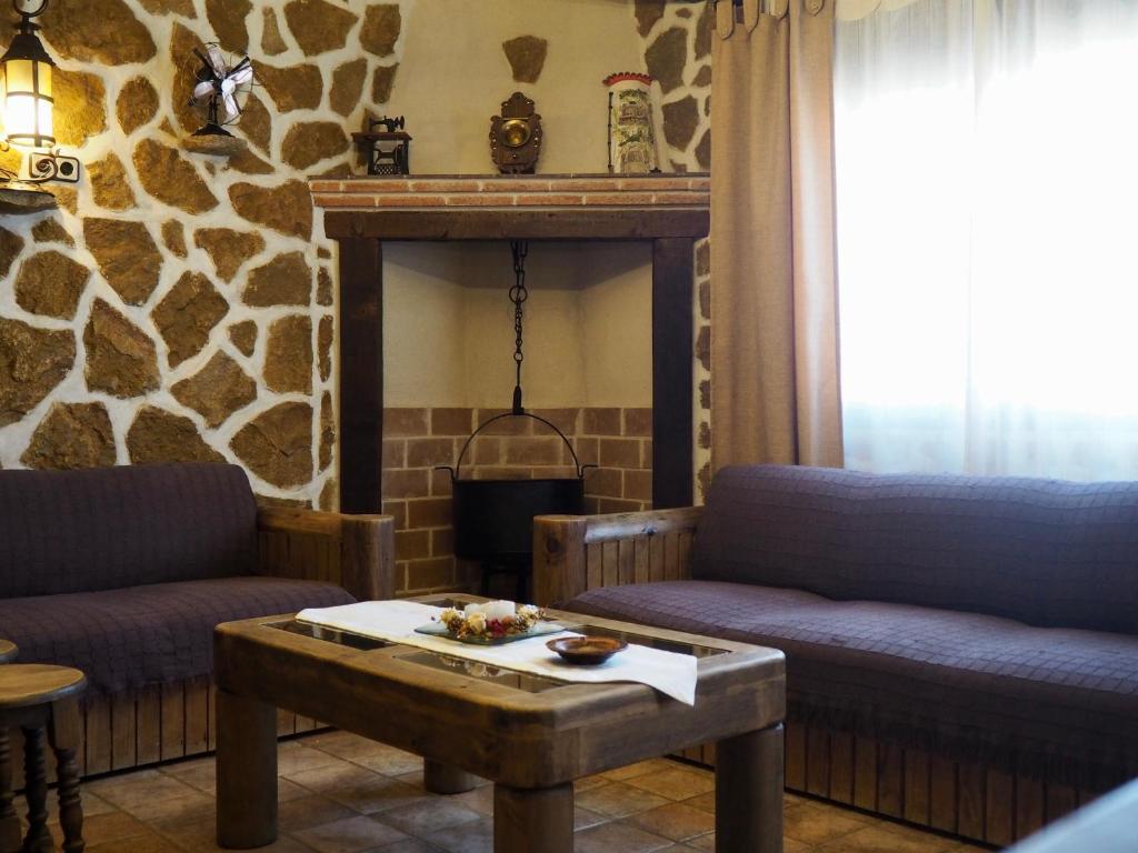 - un salon avec deux canapés et une cheminée dans l'établissement El Rincón de Anter, à Higuera de las Dueñas