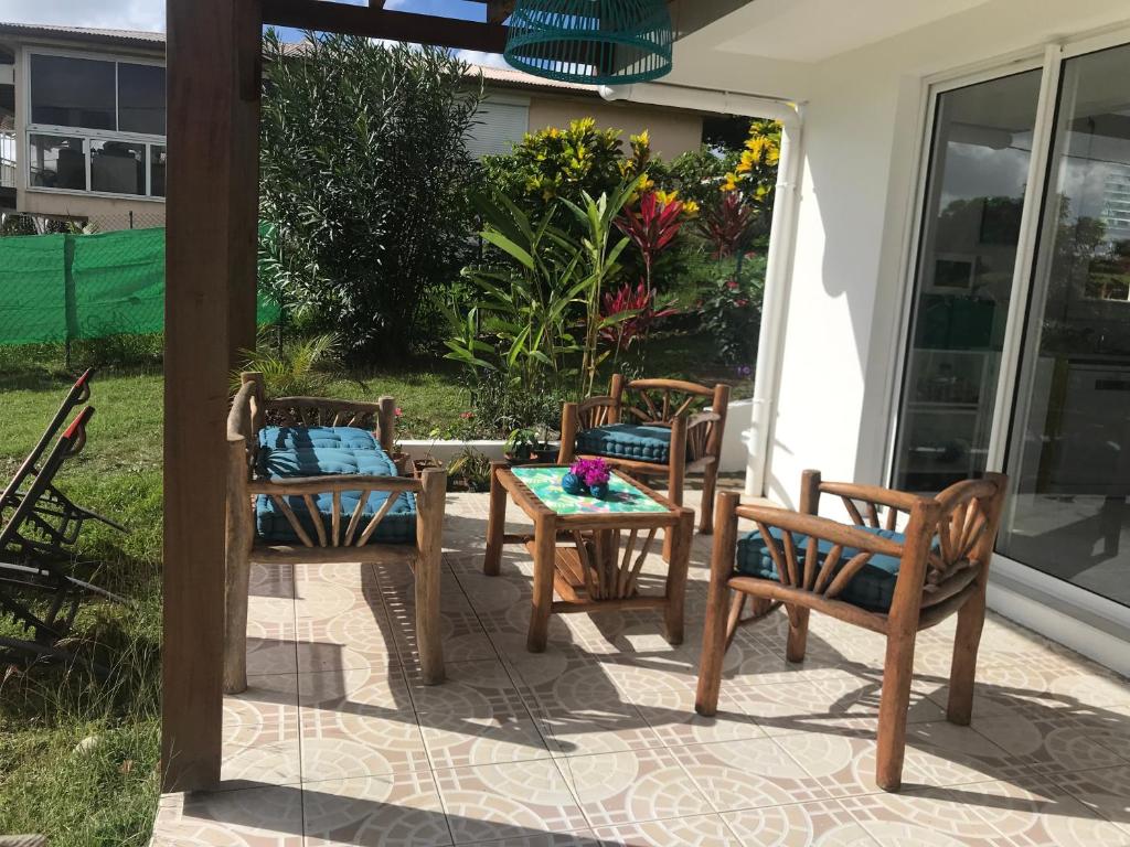 Foto dalla galleria di appartement privé ECO-RESPONSABLE, vue sur la mer des Caraibes et jardin clos, WiFi, à 2mn de la plage a Sainte-Luce
