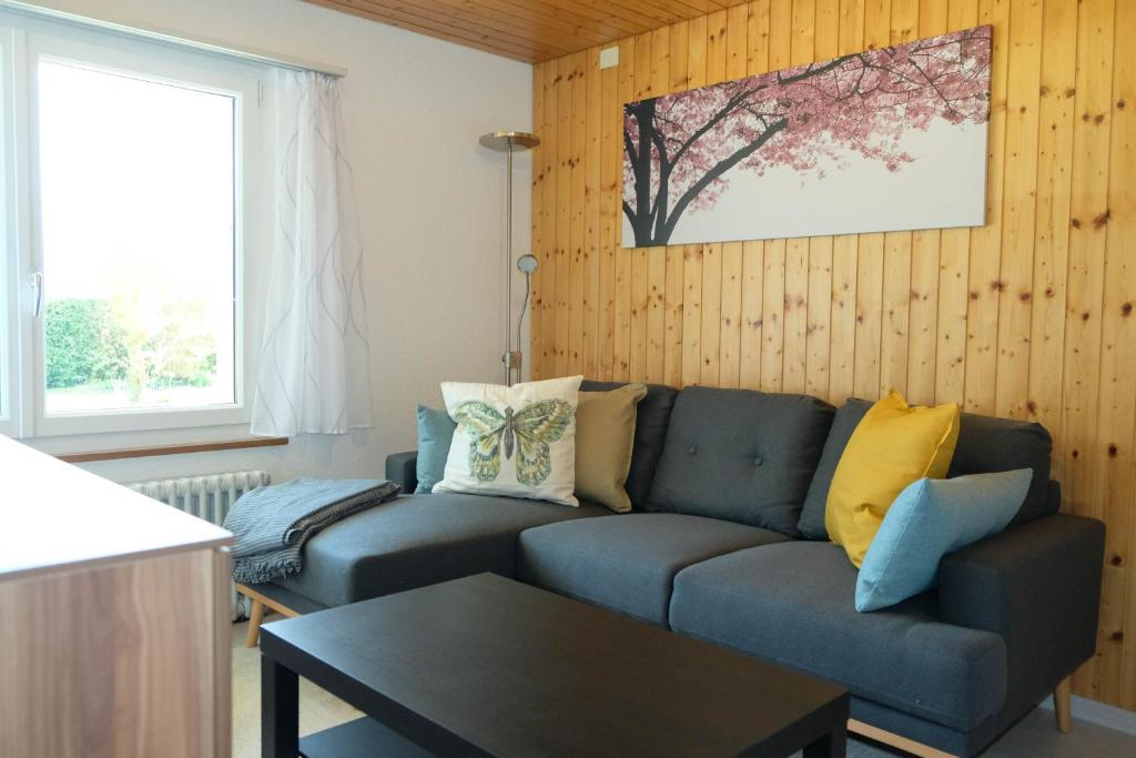 een woonkamer met een bank en een tafel bij Luna in Thun