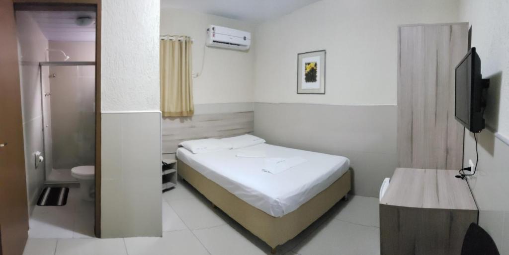Cama ou camas em um quarto em Hotel Uzi Praia