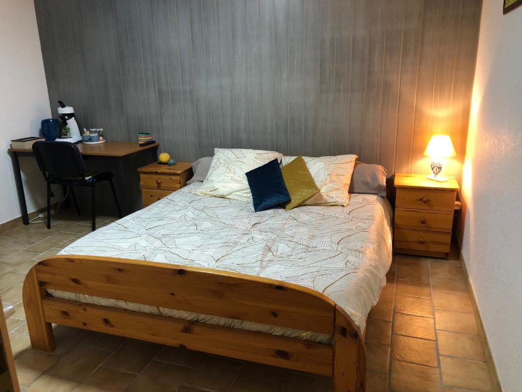 AU MIMOSA - Chambre d'hôte Le Laurier tesisinde bir odada yatak veya yataklar