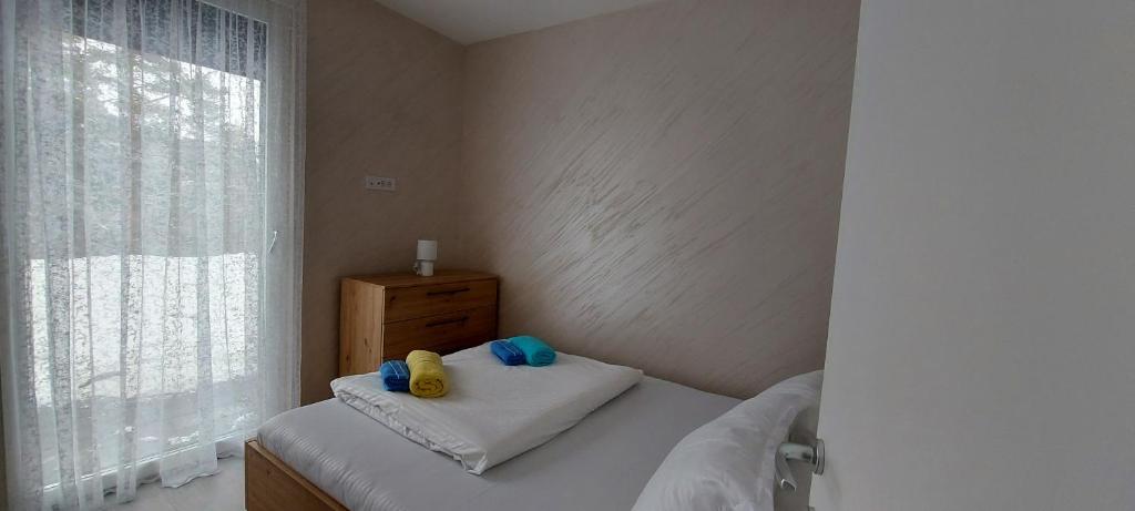um quarto com uma cama com dois patos amarelos em Sumski san 1 em Divčibare