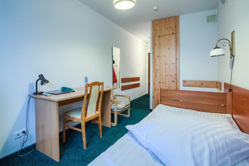 Łóżko lub łóżka w pokoju w obiekcie Hotel Konin