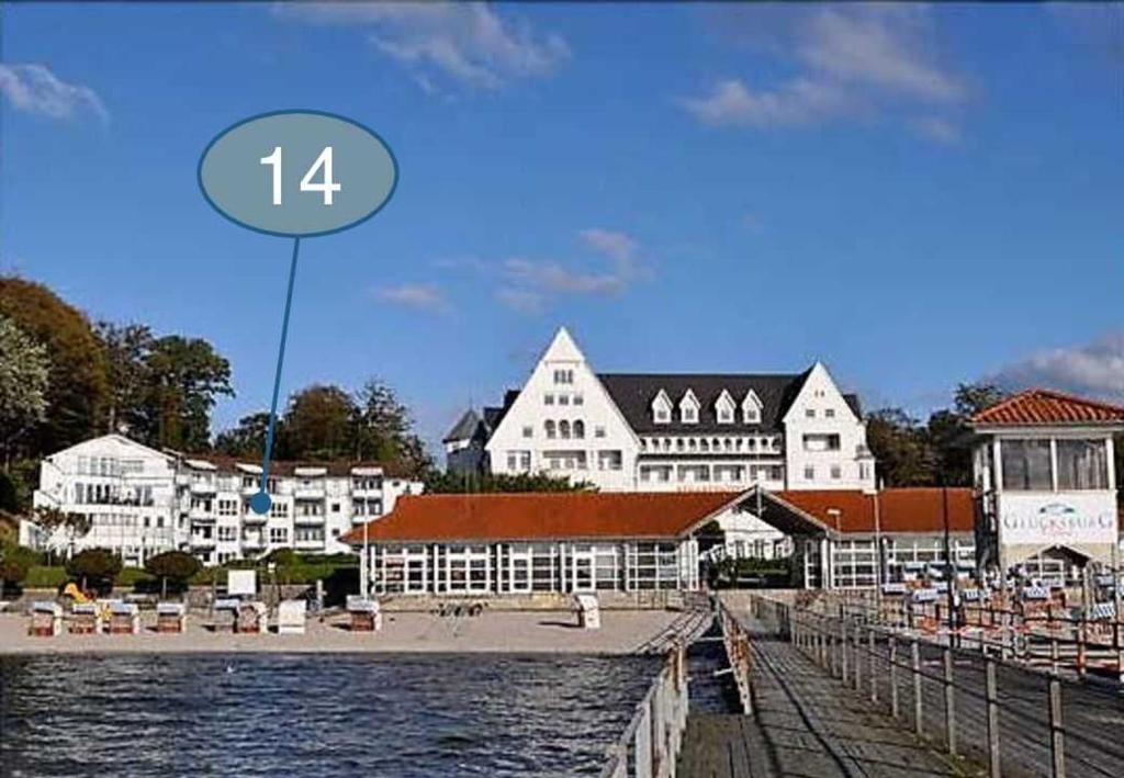 Blick auf ein Resort mit einem Dock und Gebäuden in der Unterkunft Ostseewohnung Nr. 14 - Villa Mare - in Glücksburg