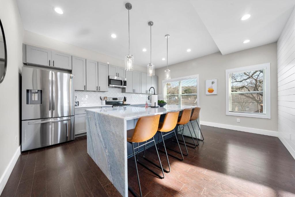 eine Küche mit einer großen Insel mit Barstühlen in der Unterkunft Family Friendly New Luxury Home Centrally located in Atlanta