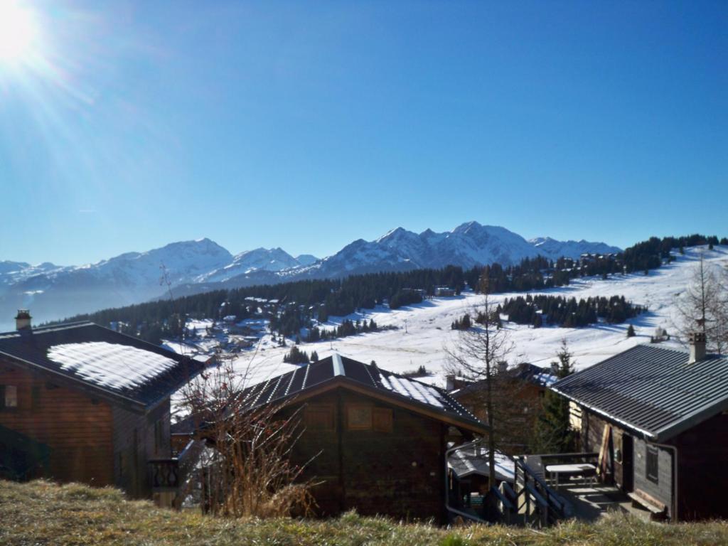 un lodge de esquí con montañas cubiertas de nieve en el fondo en les saisies ;loue a la semaine, en Hauteluce