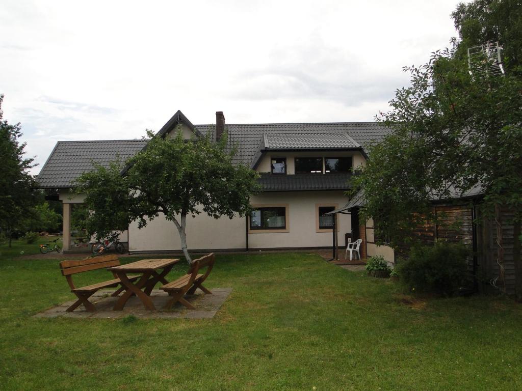 una mesa de picnic en el patio de una casa en Wdzydzka Ostoja, en Wdzydze Kiszewskie