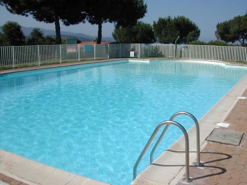 duży basen z niebieską wodą w obiekcie Studio vue mer à Porticcio proche aéroport Ajaccio w mieście Porticcio