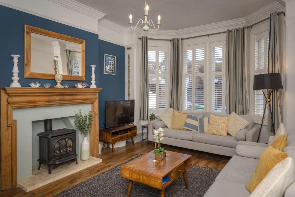 Shipside - spacious, stylish patio garden flat - Two-Bedroom Apartment