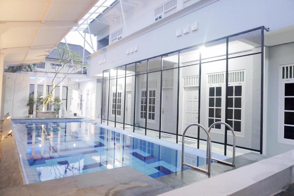 uma piscina no meio de um edifício em Tamadara Guesthouse Jogja em Seturan